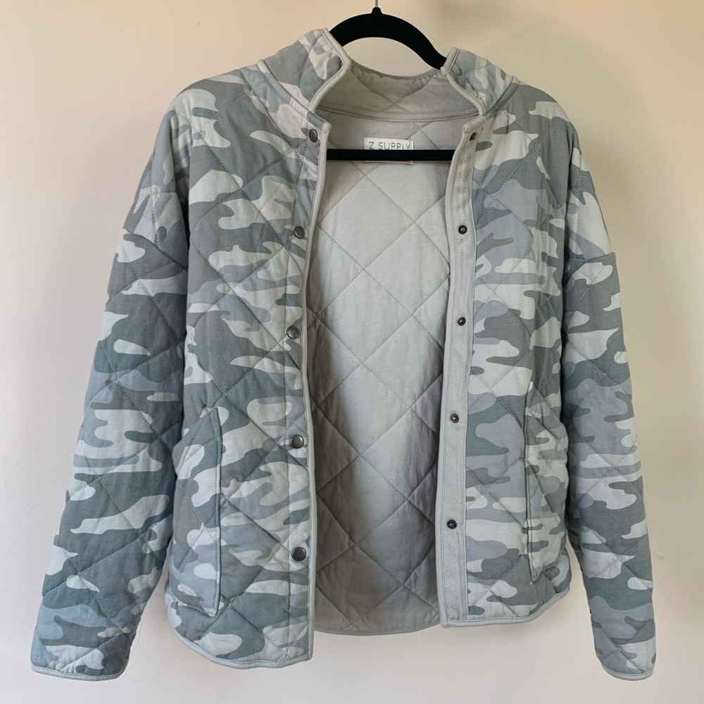 Z SUPPLY MAYA SAGE CAMO QUILTED BUTTON UP JACKET IN SIZE XS
